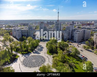 Vista aerea su Derzhprom edificio con fontana circolare e parco in primavera su Piazza della libertà (Svobody) nel centro di Kharkiv, Ucraina. Costruttivista Foto Stock