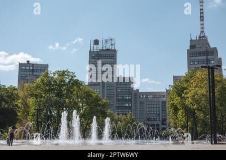 Edificio Derzhprom con fontana e parco verde in primavera in Piazza della libertà nel centro della città di Kharkiv. Destinazioni di viaggio in Ucraina Foto Stock