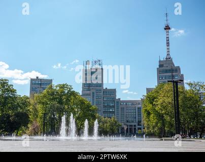 Derzhprom edificio con fontana e parco verde in primavera su Piazza della libertà nel centro di Kharkiv, angolo basso. Destinazioni di viaggio in Ucraina Foto Stock