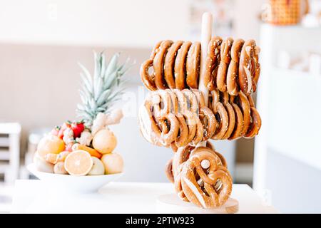 Bretzel o Pretzel, ricetta tedesca originale. Banner poster per il menu della caffetteria da forno. Scheda Oktoberfest. Spazio di copia Foto Stock