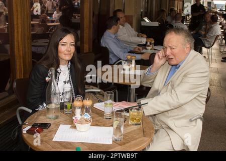 Claudia Shaffer, figlia dello sceneggiatore di Wickerman Anthony Shaffer, con il regista originale del film Robin Hardy a Leicester Square poco prima della prima del remake non autorizzato del film cult di suo padre, con Nicholas Cage Foto Stock