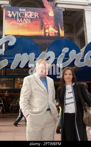 Claudia Shaffer, figlia dello sceneggiatore di Wickerman Anthony Shaffer, con il regista originale del film Robin Hardy a Leicester Square poco prima della prima del remake non autorizzato del film cult di suo padre, con Nicholas Cage Foto Stock