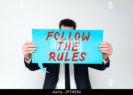 Firma scritta a mano seguire le regole, parola scritta su imparare a conformarsi alla conformità, alle normative o alle linee guida Foto Stock
