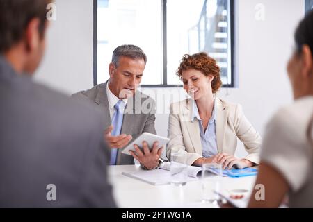 Come possiamo aumentare il nostro reddito in questo settore? un gruppo di colleghi in una riunione Foto Stock