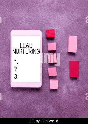 Testo scritto a mano Lead Nurturing, metodo di approccio aziendale per costruire un rapporto con i potenziali clienti Foto Stock
