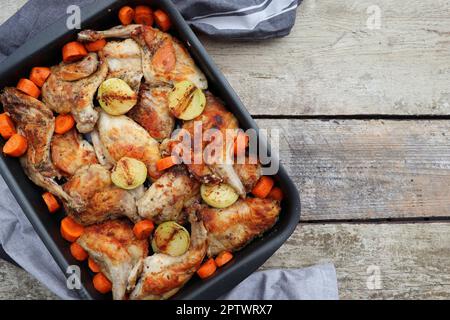 Funghi di coniglio arrosto in Pan con verdure stufati su superficie rustica tavola di legno . Foto Stock