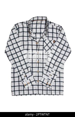 Camicie controllate. Primo piano di una camicia in tartan bianco e nero o in plaid per uomo isolata su sfondo bianco. Tracciato di ritaglio. Moda estiva di mans clo Foto Stock
