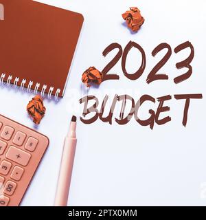 Firma a mano 2023 Budget, Business Approach Business piano finanziario per il nuovo anno di investimenti strategia Foto Stock