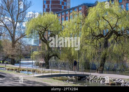 Ex fabbrica di lana e fiume Motala visto da Stromparken durante la primavera a Norrkoping, Svezia. Norrkoping è una storica città industriale. Foto Stock