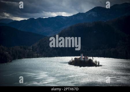 Lago di Bled e le montagne sullo sfondo in Slovenia al crepuscolo Foto Stock