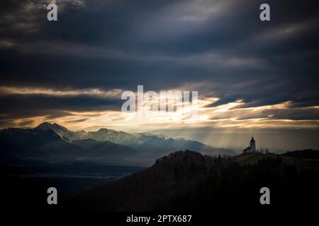 Drammatica luce mattutina sulla chiesa in Slovenia Foto Stock