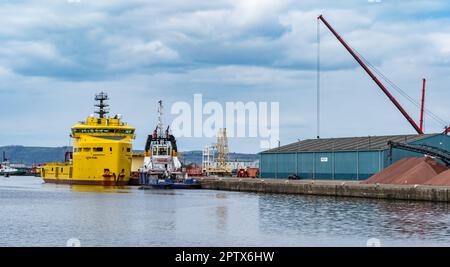 Nave di fornitura offshore Aurora Pearl e una nave antincendio ormeggiata a Leith Harbour, Edimburgo, Scozia, Regno Unito Foto Stock