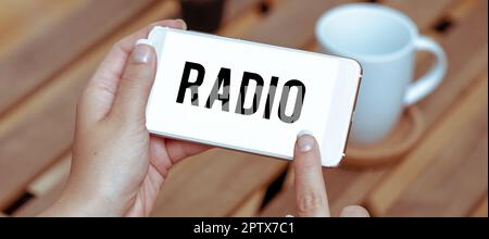 Scrittura a mano di testo radio, concetto di trasmissione Internet ricezione di onde elettromagnetiche che trasportano messaggi sonori Foto Stock