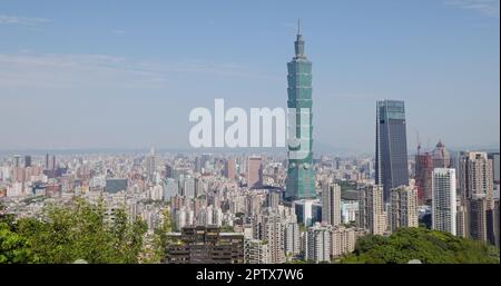 Taipei, Taiwan, 11 aprile 2022: Skyline della città di Taipei Foto Stock