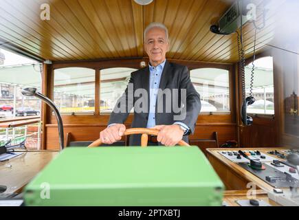 Dresda, Germania. 28th Apr, 2023. Stanislaw Tillich (CDU), ex primo ministro della Sassonia, è al volante dello storico piroscafo a pale 'Dresden' durante un evento stampa organizzato dall'associazione 'Weiße flotte Dresden' per nominare un Consiglio dei Guardiani. In futuro, il Consiglio dei Guardiani consiglierà e sosterrà Kulturerbe Dampfschiffe Dresden GmbH, una società controllata che si occupa dei nove piroscafi Elbe costruiti tra il 1879 e il 1929, nella conservazione delle navi a vapore. Tillich è un membro onorario del Consiglio dei Guardiani. Credit: Robert Michael/dpa/Alamy Live News Foto Stock