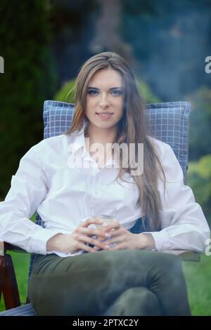 Ritratto all'aperto di giovane donna carina con capelli lunghi Foto Stock