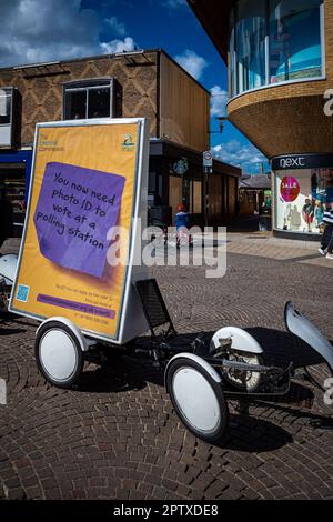 Campagna pubblicitaria 2023 della UK Electral Commission per evidenziare i nuovi requisiti per fornire un documento di identità durante il voto. Porta un documento di identità al voto. Porta un documento di identità con foto per votare. Foto Stock