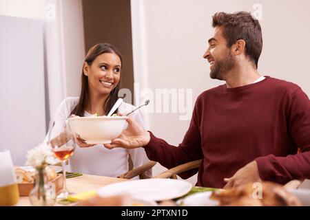 HES così signori. Una coppia felice godendo un pasto della famiglia intorno al tavolo Foto Stock