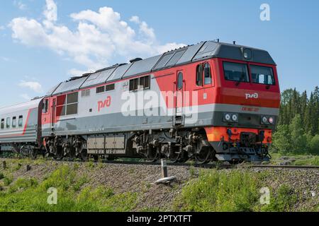 SORTAVALA, RUSSIA - 11 GIUGNO 2022: Primo piano di una locomotiva diesel TEP70BS per passeggeri russi in un giorno di sole giugno Foto Stock