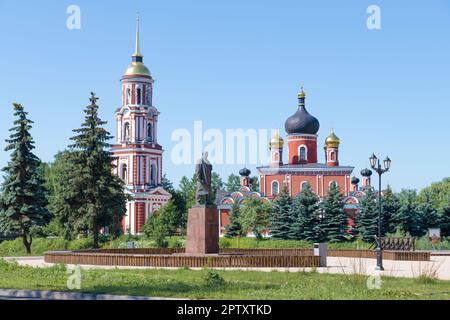 STARAYA RUSSA, RUSSIA - 25 GIUGNO 2022: Vista del monumento a V.I. Lenin e l'antica Cattedrale della Resurrezione in un giorno di sole giugno Foto Stock