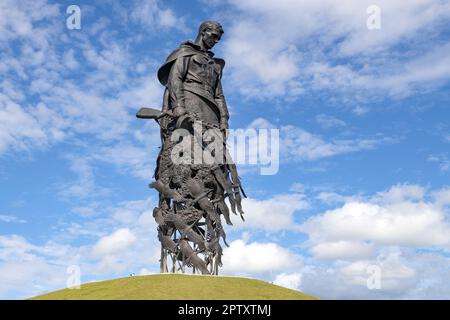 RZHEV, RUSSIA - 15 LUGLIO 2022: La scultura di un soldato addolente è un primo piano in un giorno di sole di luglio. Memorial in onore di tutti i soldati sovietici morti du Foto Stock