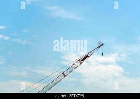 Gru di sollevamento verde su sfondo blu cielo Foto Stock