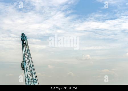 Gru di sollevamento verde su sfondo blu cielo Foto Stock