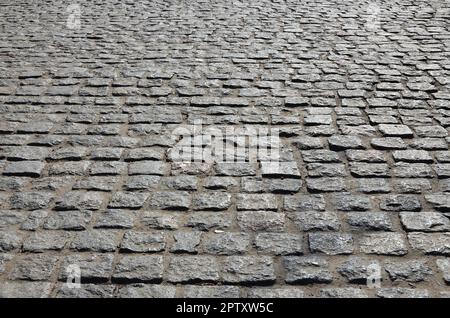 Una grande area, stabiliti al di fuori della pavimentazione in pietra in prospettiva. Foto dettagliate di pietre per pavimentazione del marciapiede avenue close-up Foto Stock