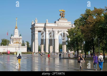 MOSCA, RUSSIA - 17 AGOSTO 2022: Vista dell'ingresso centrale del Centro Espositivo All-Russian (VDNH) in una giornata di sole agosto Foto Stock