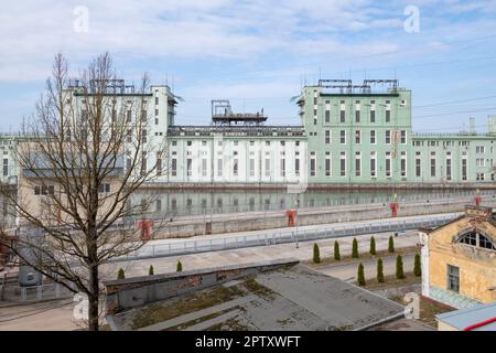 VOLKHOV, RUSSIA - 17 APRILE 2023: La costruzione della centrale idroelettrica Volkhov in un pomeriggio di aprile. Regione di Leningrado Foto Stock