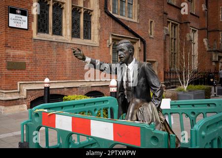 La scultura di J. Seward Johnson Jr, intitolata 'Taxi' (1993) su John Carpenter Street, circondata da barriere protettive all'esterno dell'edificio Unilever a Blackfriars nella City of London, il quartiere finanziario della capitale, il 27th aprile 2023, a Londra, Inghilterra. 'Taxi' mostra un lavoratore cittadino con una mano, con un taxi. È uno dei 6 cast dell'artista americano e erede di Johnson & Johnson. (Foto di Richard Baker / in Pictures via Getty Images) Foto Stock