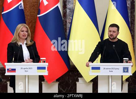 KIEV, UCRAINA - 28 APRILE 2023 - il Presidente della Repubblica Slovacca Zuzana Caputova e il Presidente dell'Ucraina Volodymyr Zelenskyy sono raffigurati durante il loro incontro con la stampa, Kyiv, capitale dell'Ucraina. Foto Stock