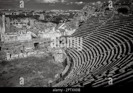 Una vista dalla cima del ripido anfiteatro antico all'interno della città romana a lato nella provincia di Antalya, Turchia (Turkiye). L'anfiteatro, che dat Foto Stock