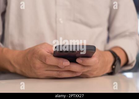 Uomo che utilizza lo smartphone mobile.concetto di comunicazione con tecnologia digitale. Foto Stock