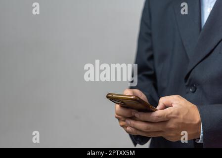 Uomo che utilizza lo smartphone mobile.concetto di comunicazione con tecnologia digitale. Foto Stock