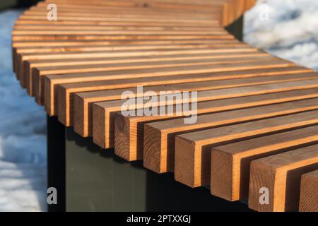 Costruzione del banco di legno curvato. Foto di sfondo astratta dell'architettura Foto Stock