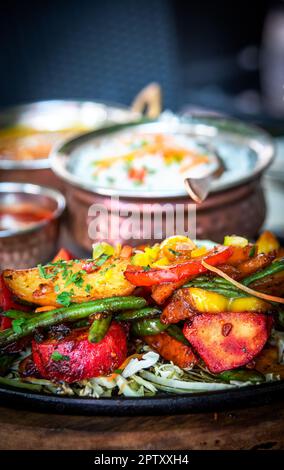 Cibo indiano. Cucina speziata, aromatica e saporita con salsa al curry o tandoori, che stuzzica le vostre papille gustative. Foto Stock
