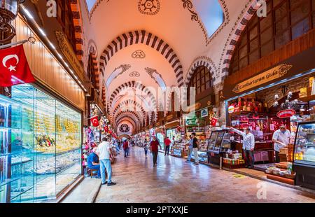 Istanbul, Turchia - Settembre 2020: Grand Bazaar a Sultanahmet, uno dei più antichi e più grandi mercati coperti del mondo, con oltre 4.000 negozi che vendono e Foto Stock