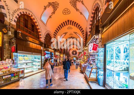 Istanbul, Turchia - Settembre 2020: Grand Bazaar a Sultanahmet, uno dei più antichi e più grandi mercati coperti del mondo, con oltre 4.000 negozi che vendono e Foto Stock