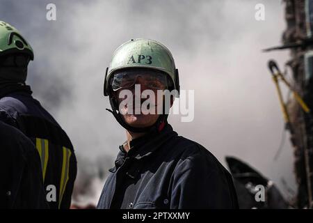 Kiev, Ucraina. 28th Apr, 2023. I soccorritori cercano i sopravvissuti nelle macerie vicino ad un edificio residenziale danneggiato a Uman, a sud di Kyiv su Fiday, 28 aprile 2023, dopo che gli attacchi missilistici russi hanno preso di mira diverse città ucraine durante la notte. Le più grandi incursioni aeree russe in mesi in diverse città hanno ucciso almeno 18 persone, tra cui tre bambini, ha detto il servizio di emergenza ucraino. Foto di Servizio di emergenza dello Stato di Ucraina/UPI. Credit: UPI/Alamy Live News Foto Stock