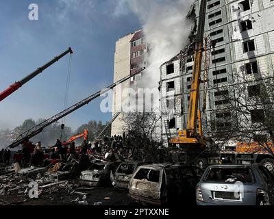 Kiev, Ucraina. 28th Apr, 2023. Soccorritori e residenti cercano sopravvissuti nelle macerie vicino a un edificio residenziale danneggiato a Uman, a sud di Kyiv in Fiday, 28 aprile 2023, dopo che gli scioperi missilistici russi hanno preso di mira diverse città ucraine durante la notte. Le più grandi incursioni aeree russe in mesi in diverse città hanno ucciso almeno 18 persone, tra cui tre bambini, ha detto il servizio di emergenza ucraino. Foto della polizia Ucraina/UPI. Credit: UPI/Alamy Live News Foto Stock