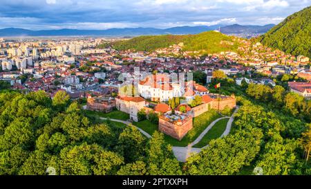 Brasov, Romania. Splendida vista tramonto drone della Cittadella, patrimonio medievale della Transilvania. Foto Stock