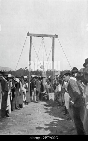 Vita in Marocco, Africa, c1905. La Tunisia sotto i francesi – un’esecuzione. Mostra una grande folla che guarda un uomo impetuato. L'influenza coloniale francese in Tunisia risale al 1881-1956. Dalla fotografia di Albert Photo, Tunisi. Foto Stock