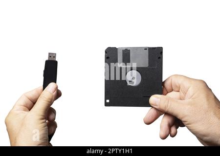 Il confronto tra un vecchio disco floppy e una chiave USB per la memorizzazione dei dati Foto Stock
