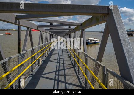 Il molo della città Pontoon Gravesend Kent con il traghetto Tilbury Foto Stock