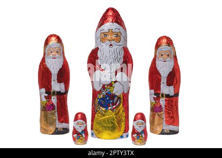 Cioccolato Santa isolato. Primo piano di cinque allegre Babbo Natale di cioccolato avvolto o il buon Saint Nicolas figurine isolato su uno sfondo bianco. M Foto Stock