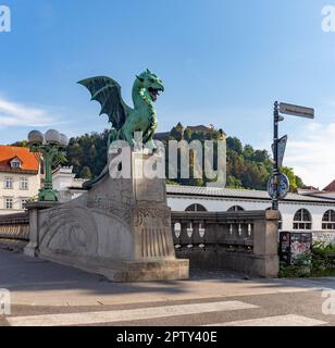 Una foto di uno dei draghi che decorano il Ponte del Drago. Foto Stock