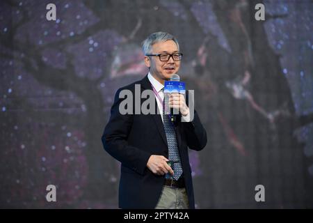 Shenzhen, Provincia di Guangdong in Cina. 27th Apr, 2023. Yang Xueming, vicepresidente della Southern University of Science and Technology, ha tenuto un discorso durante il Guangming Science City Forum a Shenzhen, provincia del Guangdong, nella Cina meridionale, il 27 aprile 2023. Il primo Guangming Science City Forum è stato inaugurato a Shenzhen il giovedì. Credit: Liang Xu/Xinhua/Alamy Live News Foto Stock