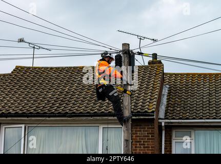 Installazione di fibra a banda larga domestica completa in una casa FTTH con due ingegneri Foto Stock