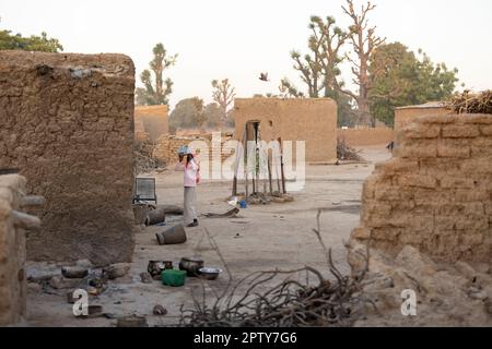 Casa desolata e complesso familiare nel villaggio rurale della regione di Segou, Mali, Africa occidentale. 2022 siccità del Mali e crisi della fame. Foto Stock